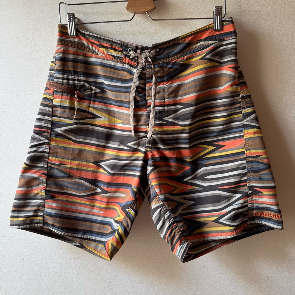 PATAGONIA men’s 32 quick-dry board shorts - fab colors & print! Like new